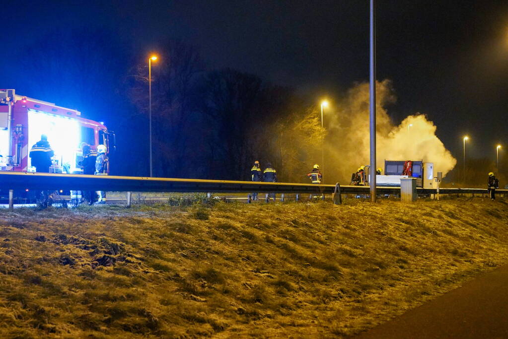 Bestelwagen vliegt spontaan in brand