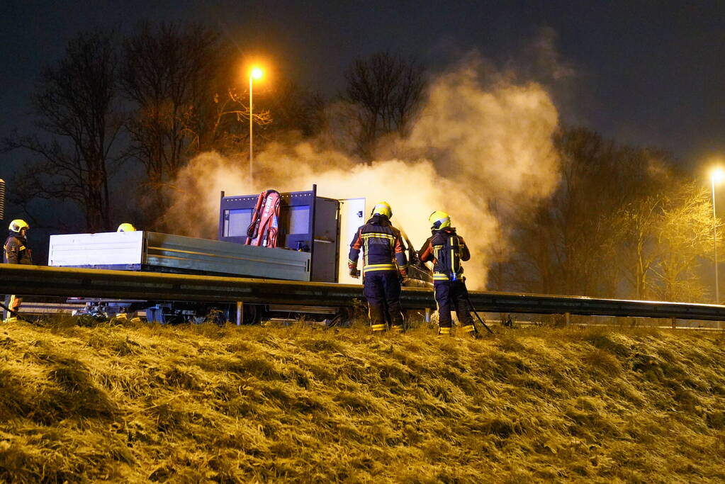 Bestelwagen vliegt spontaan in brand