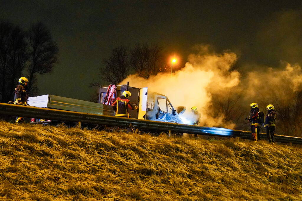 Bestelwagen vliegt spontaan in brand