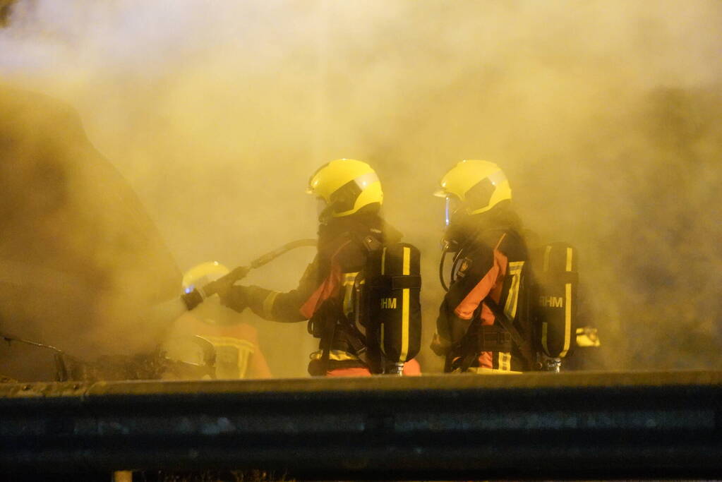 Bestelwagen vliegt spontaan in brand