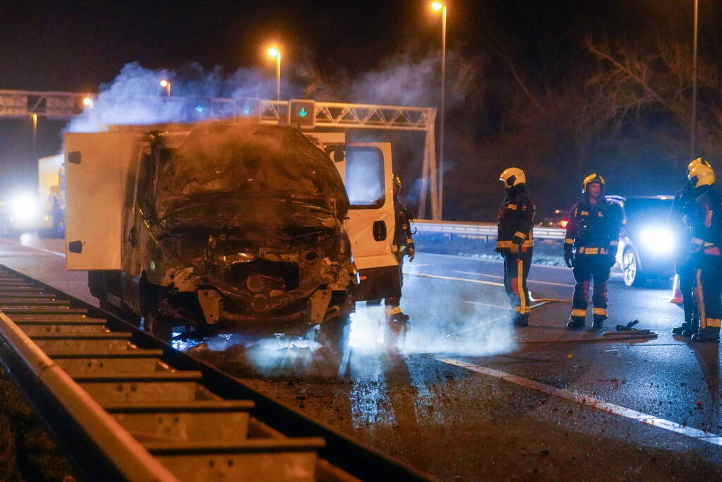 Bestelwagen vliegt spontaan in brand