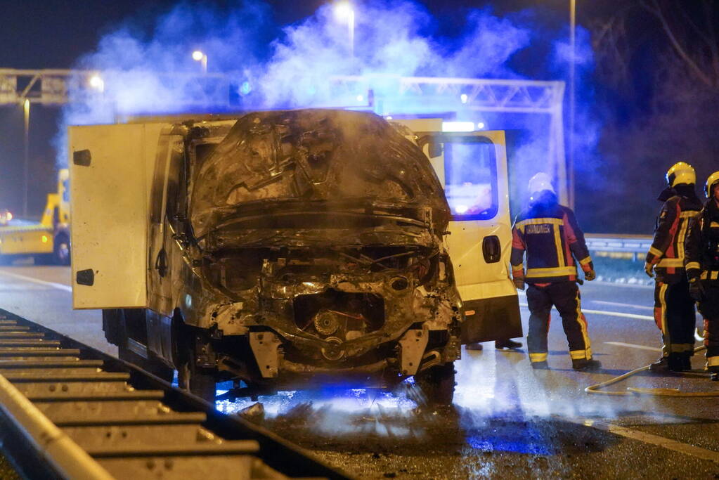 Bestelwagen vliegt spontaan in brand