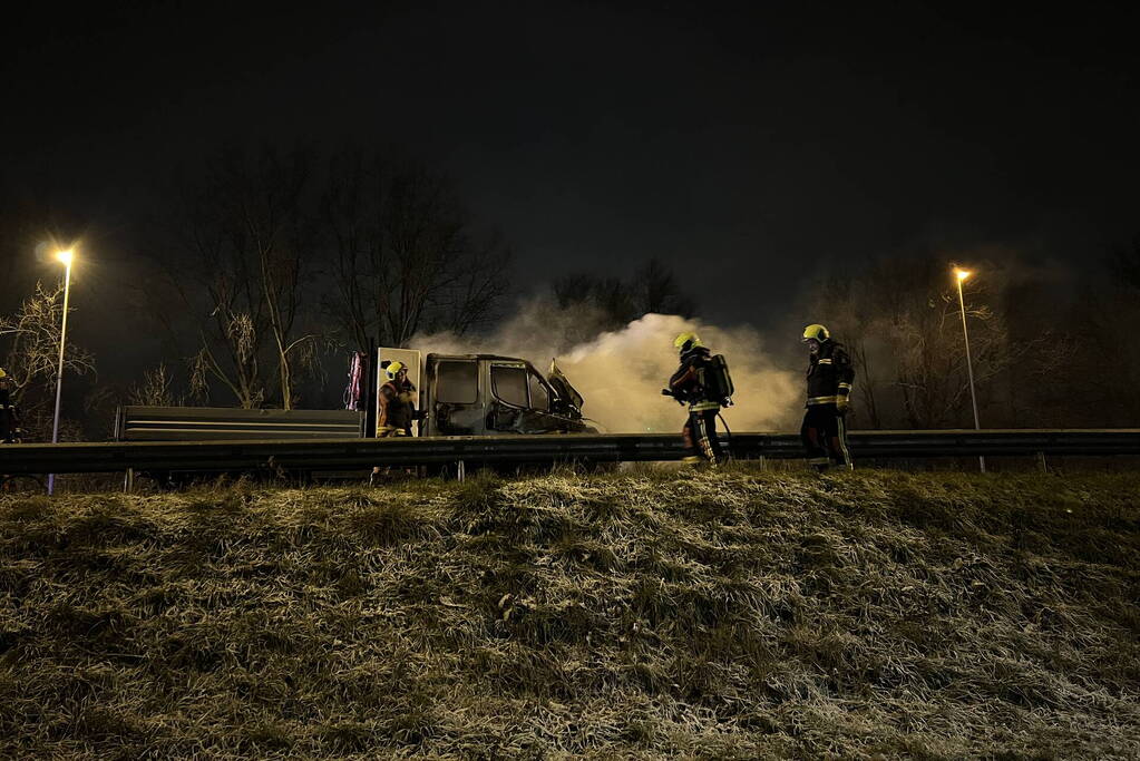 Bestelwagen vliegt spontaan in brand