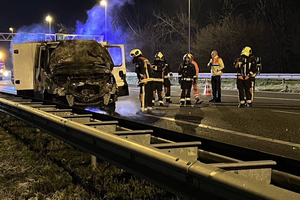 Bestelwagen vliegt spontaan in brand