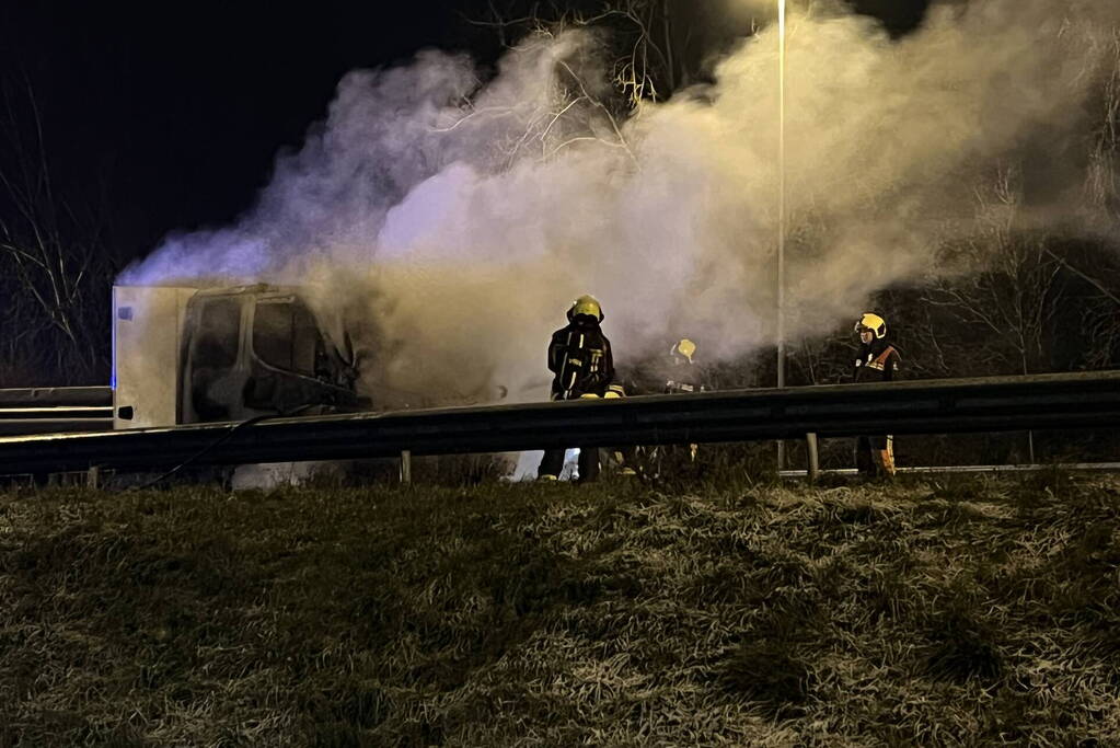 Bestelwagen vliegt spontaan in brand