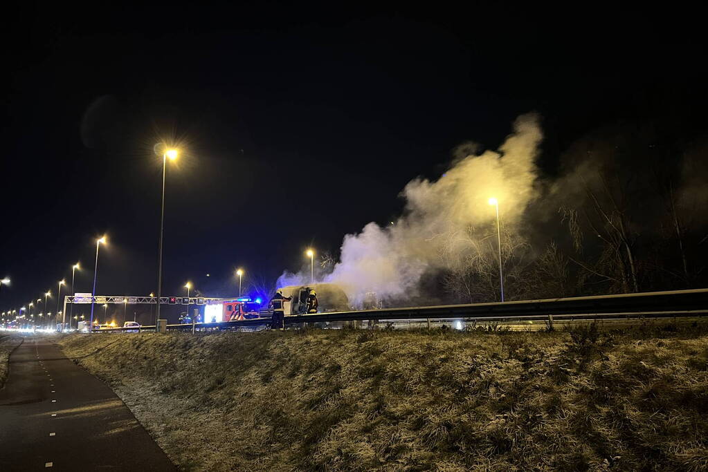 Bestelwagen vliegt spontaan in brand