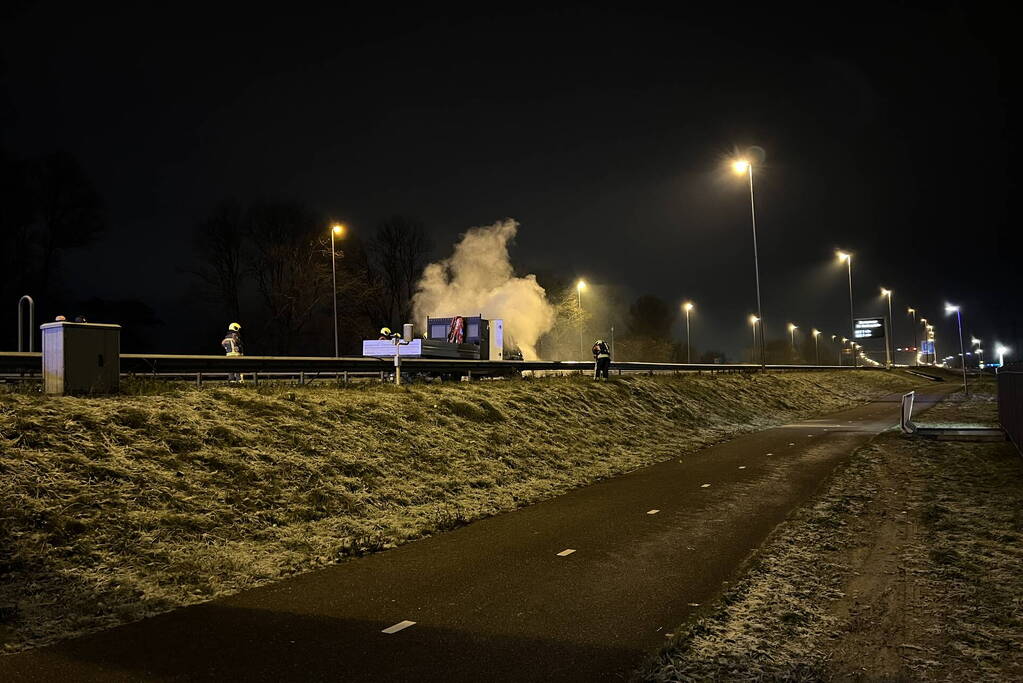 Bestelwagen vliegt spontaan in brand