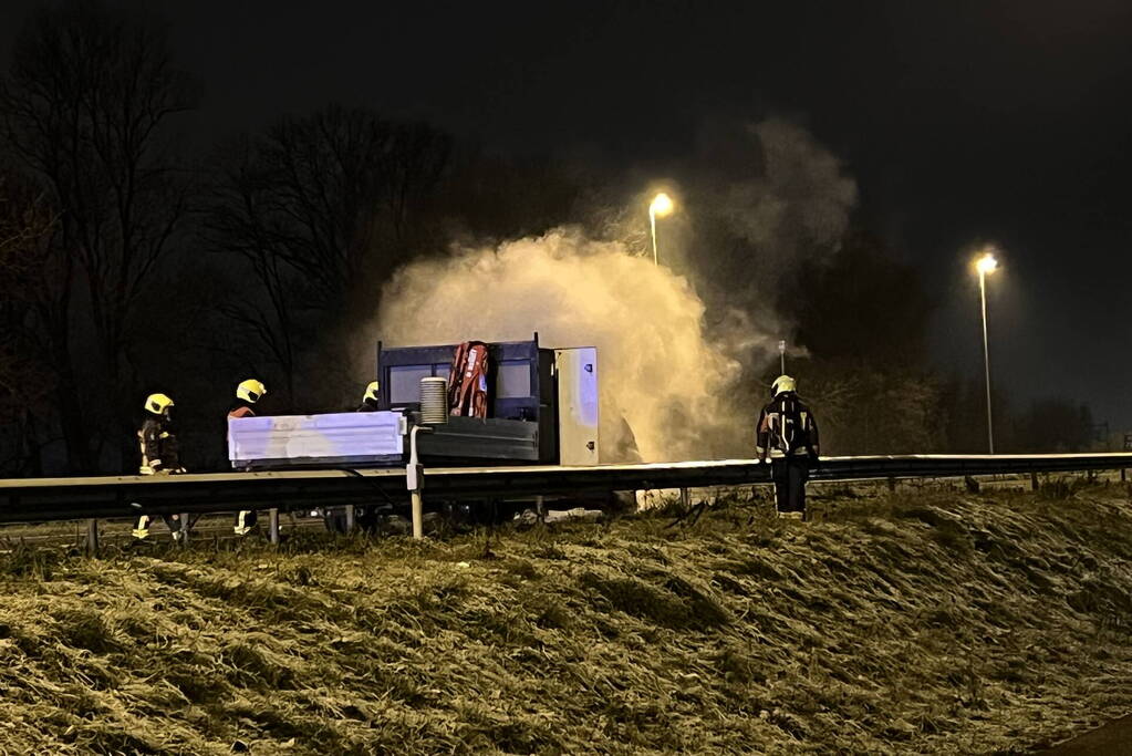 Bestelwagen vliegt spontaan in brand