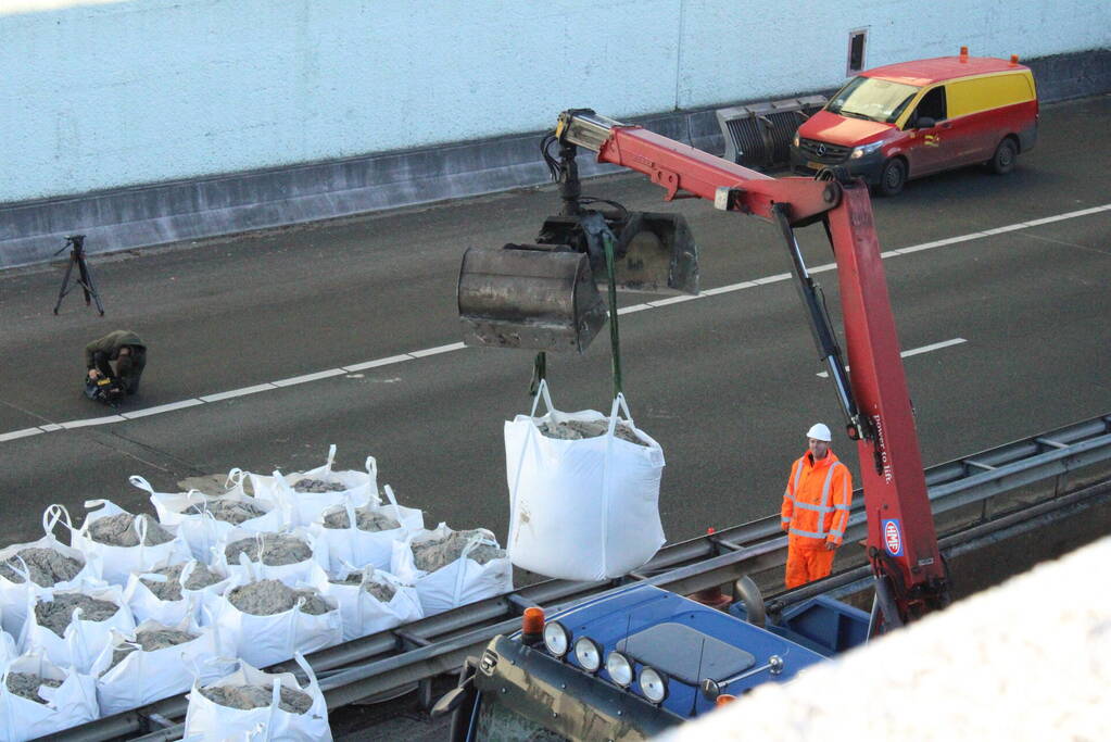 Asfalt van snelweg komt omhoog weg afgesloten