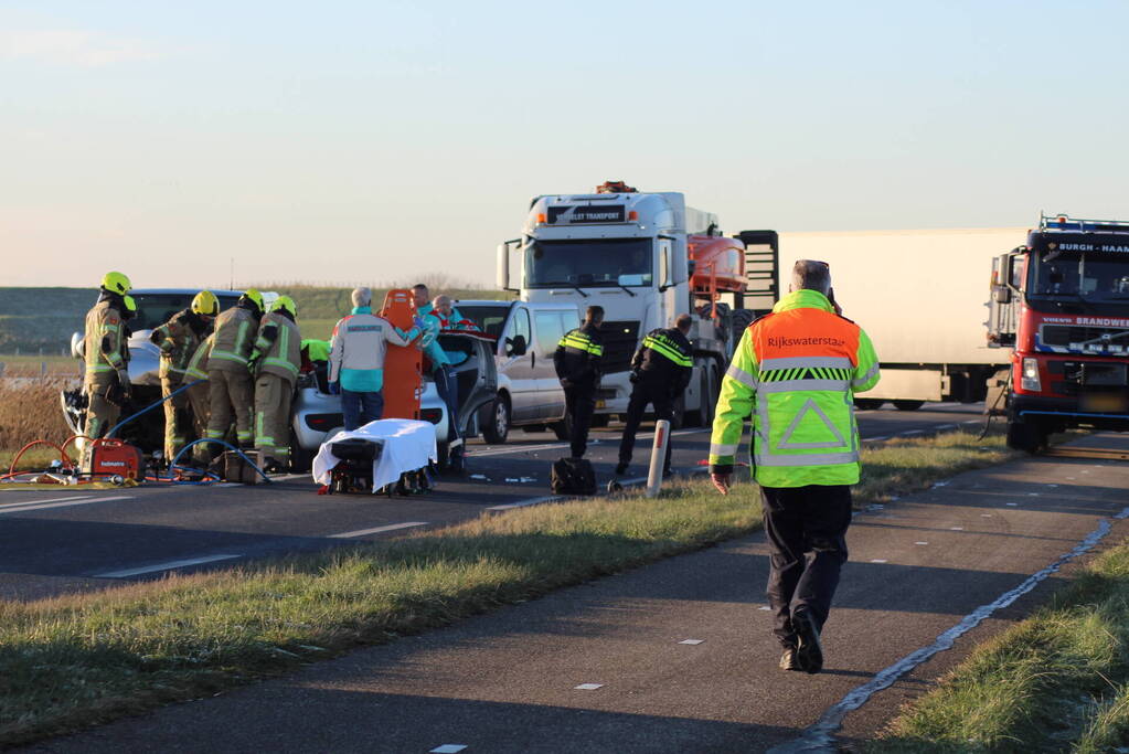 Personenwagen en bestelbus botsen frontaal op elkaar