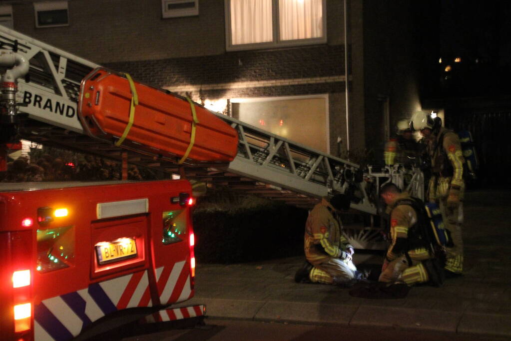 Brandweer blust brand in schoorsteen