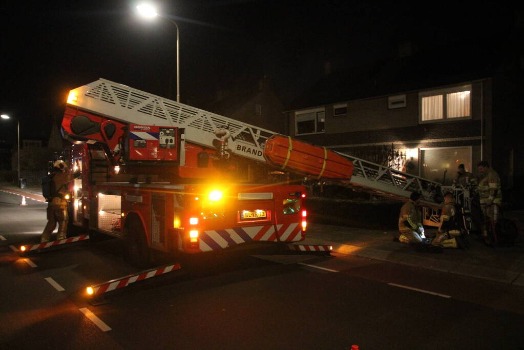 Brandweer blust brand in schoorsteen