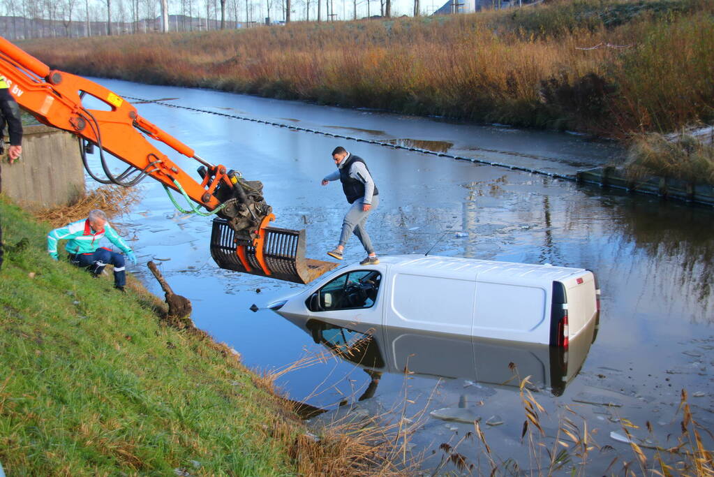 Bestuurder van bestelbus gered door graafmachine