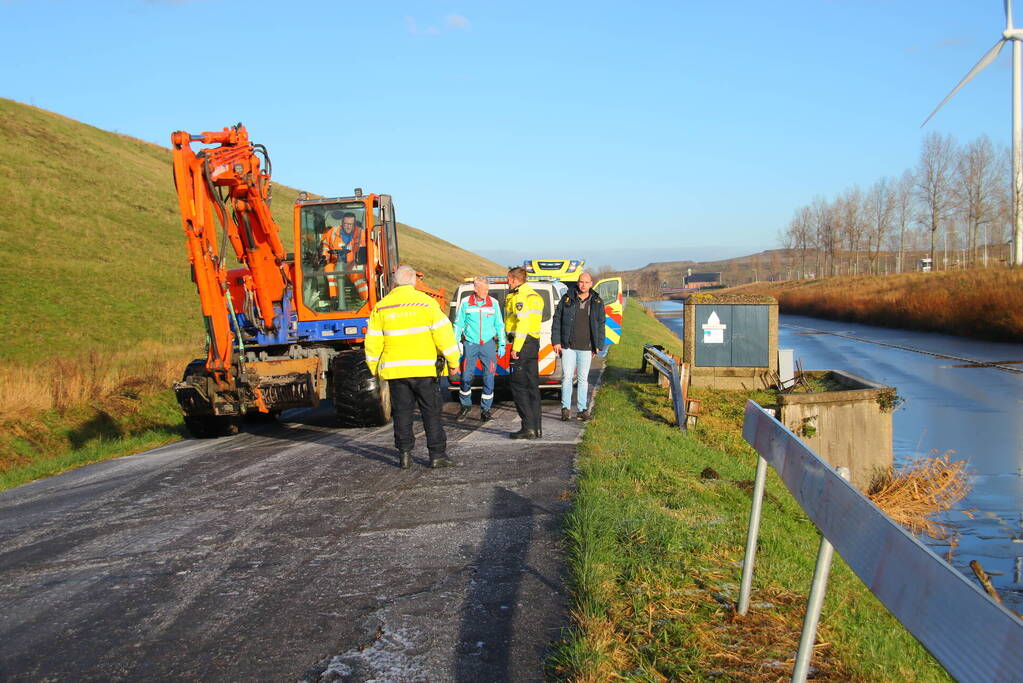 Bestuurder van bestelbus gered door graafmachine