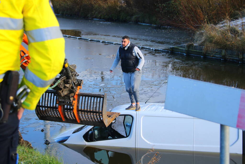 Bestuurder van bestelbus gered door graafmachine