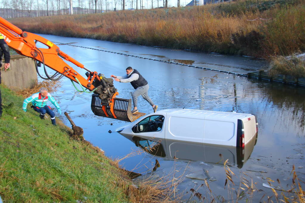 Bestuurder van bestelbus gered door graafmachine