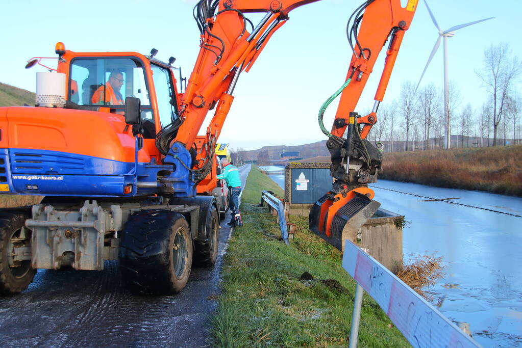 Bestuurder van bestelbus gered door graafmachine