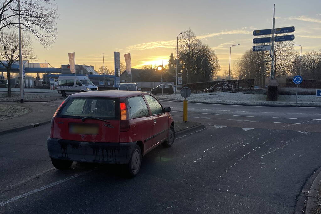 Vrouw botst op paal door bevroren ruiten