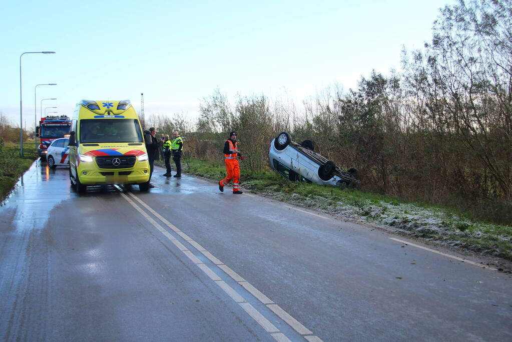 Auto belandt op de kop in de berm