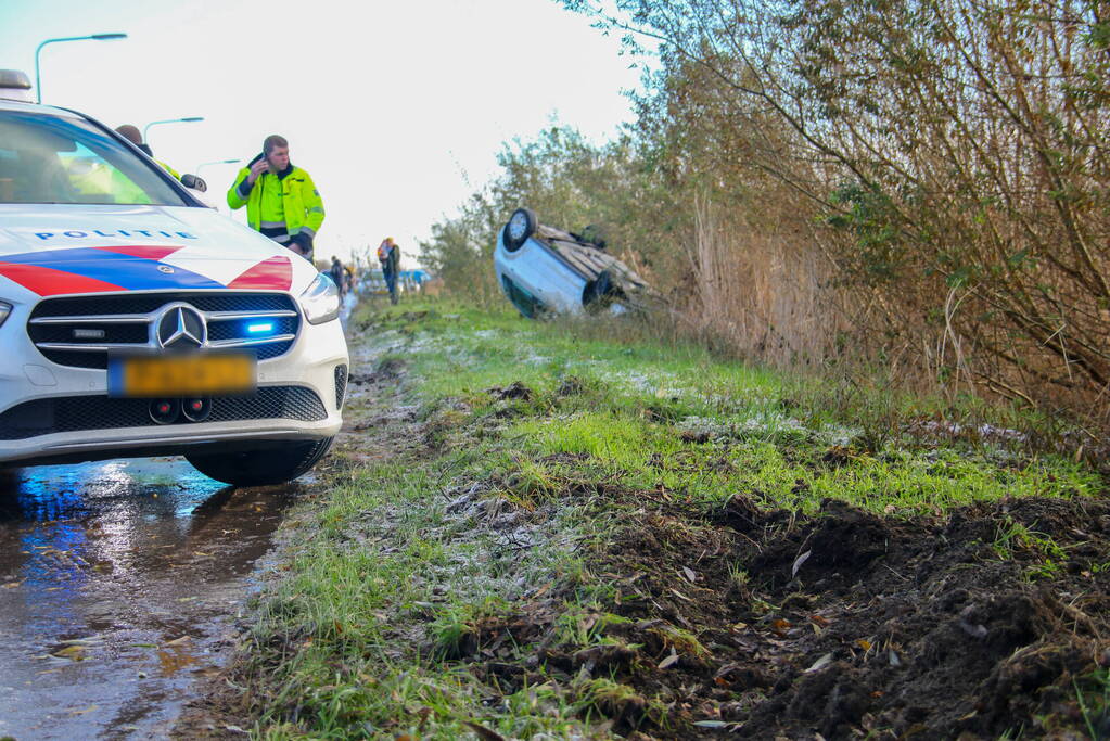 Auto belandt op de kop in de berm