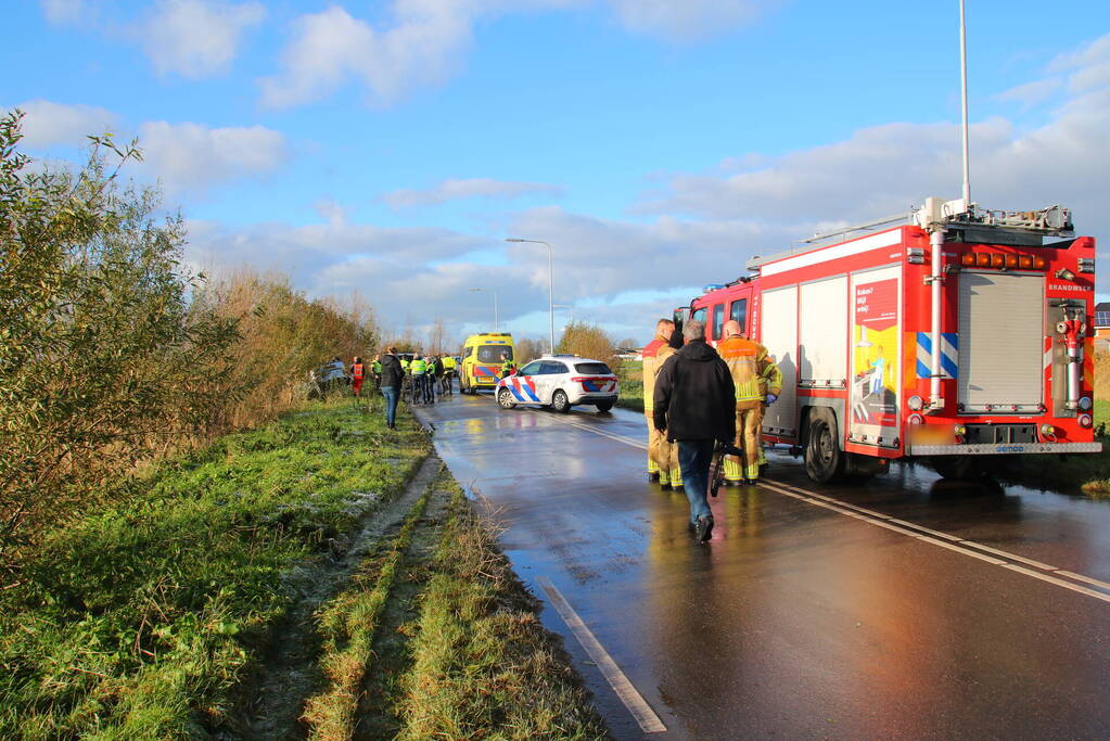 Auto belandt op de kop in de berm