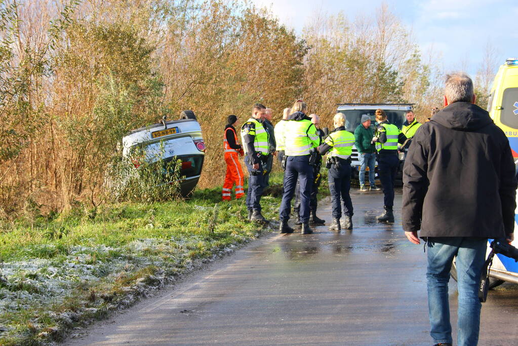 Auto belandt op de kop in de berm