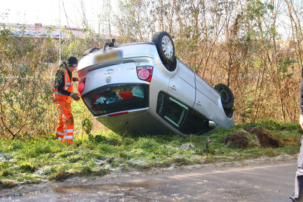 Auto belandt op de kop in de berm