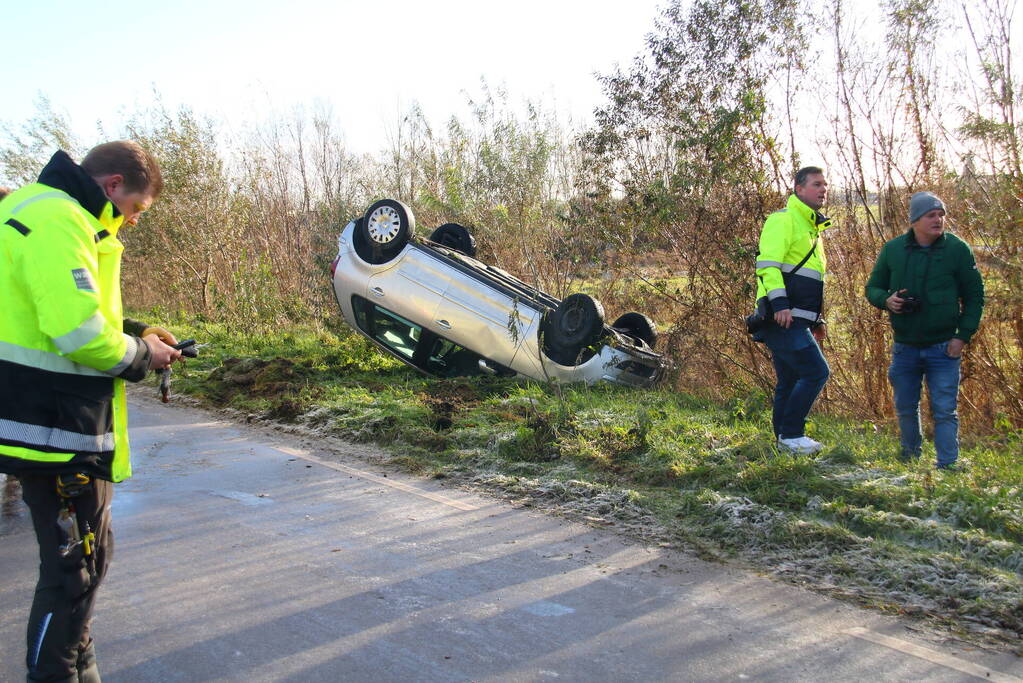 Auto belandt op de kop in de berm