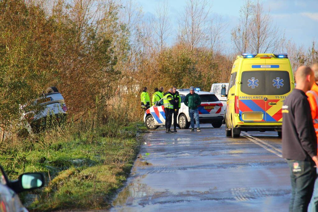 Auto belandt op de kop in de berm