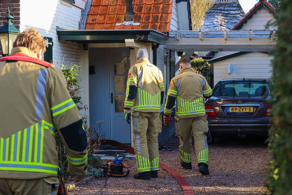 Gesprongen waterleiding zet kelder vol water