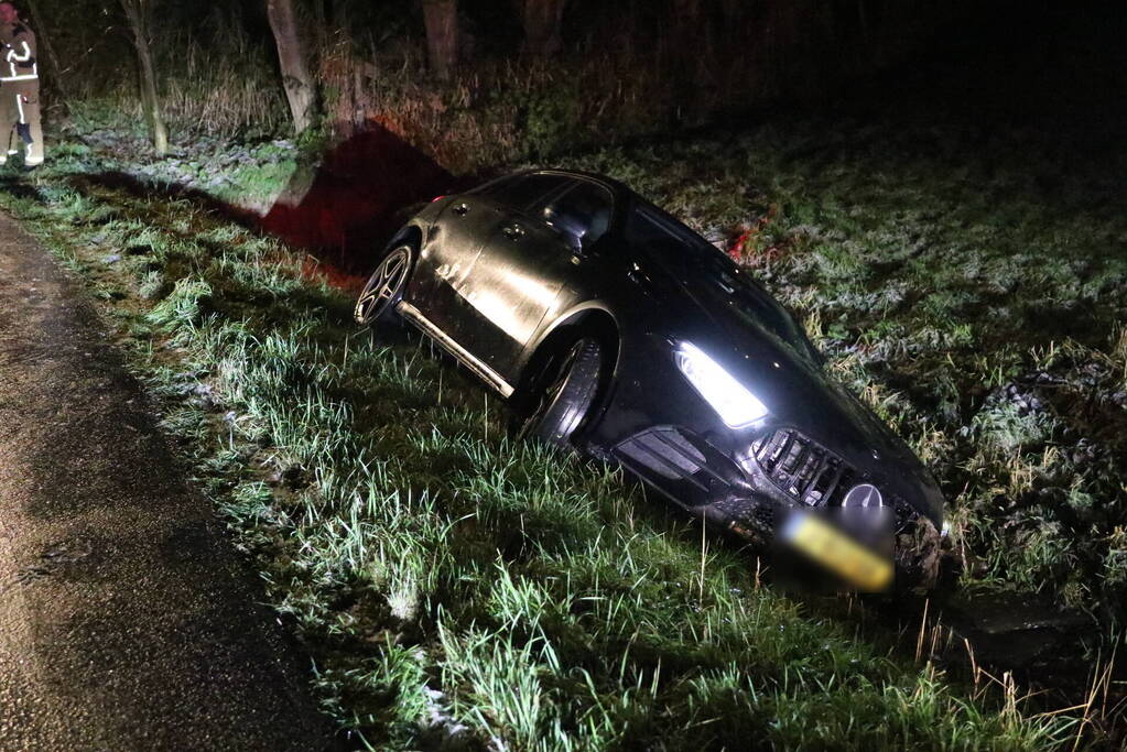 Automobilist belandt in sloot door gladheid