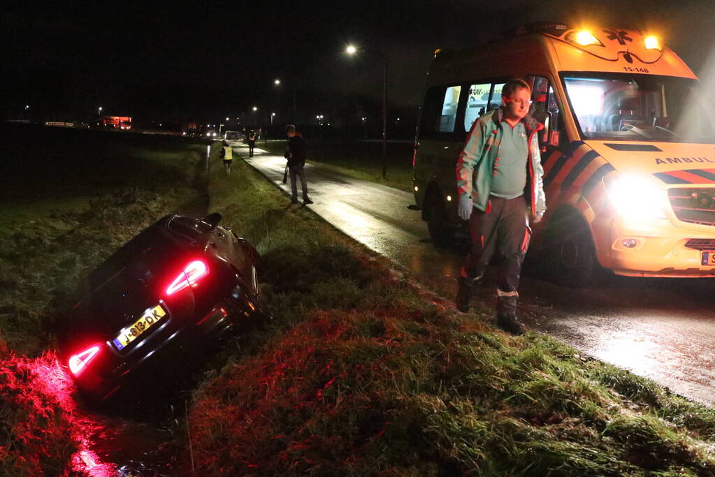 Automobilist belandt in sloot door gladheid