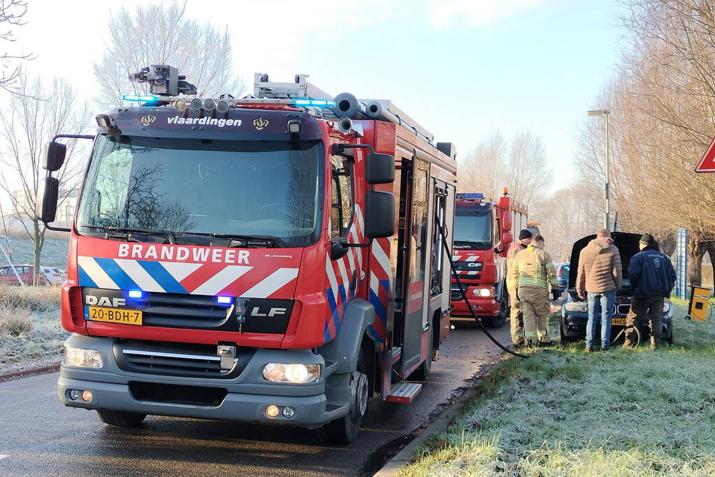 Brand in motorcompartiment van auto