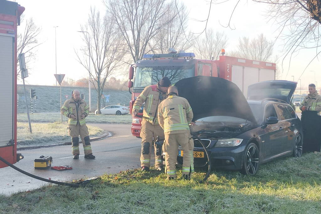 Brand in motorcompartiment van auto