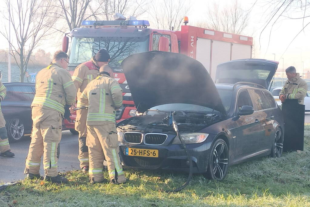 Brand in motorcompartiment van auto