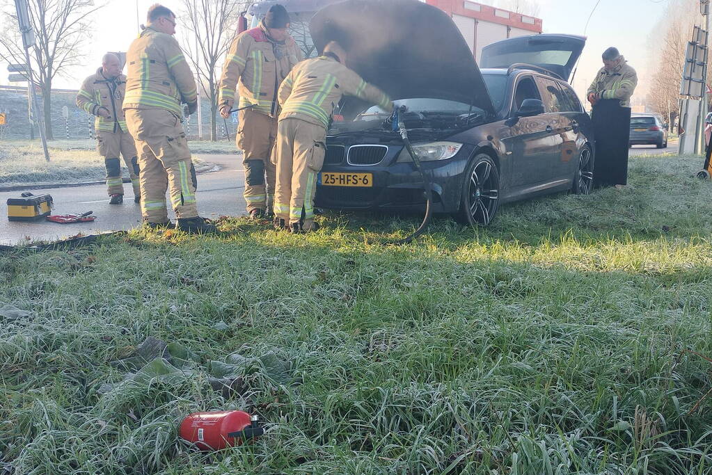 Brand in motorcompartiment van auto