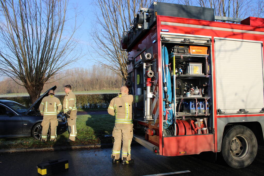 Brand in motorcompartiment van auto