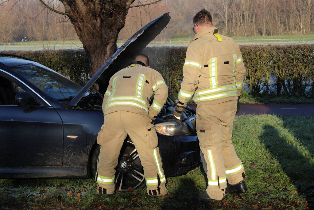 Brand in motorcompartiment van auto