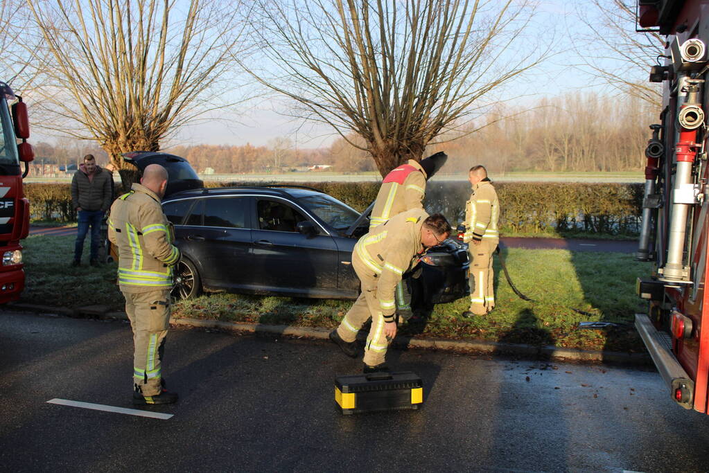 Brand in motorcompartiment van auto