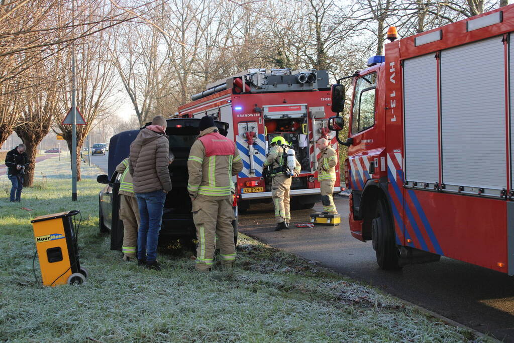 Brand in motorcompartiment van auto