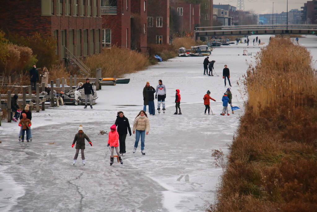 Schaatsliefhebbers pakken nog snel hun kans