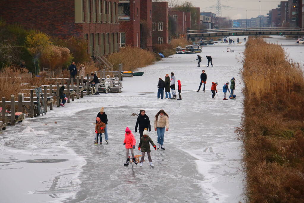 Schaatsliefhebbers pakken nog snel hun kans