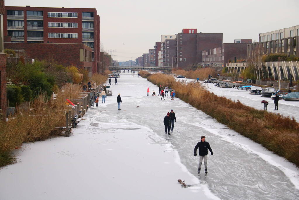 Schaatsliefhebbers pakken nog snel hun kans