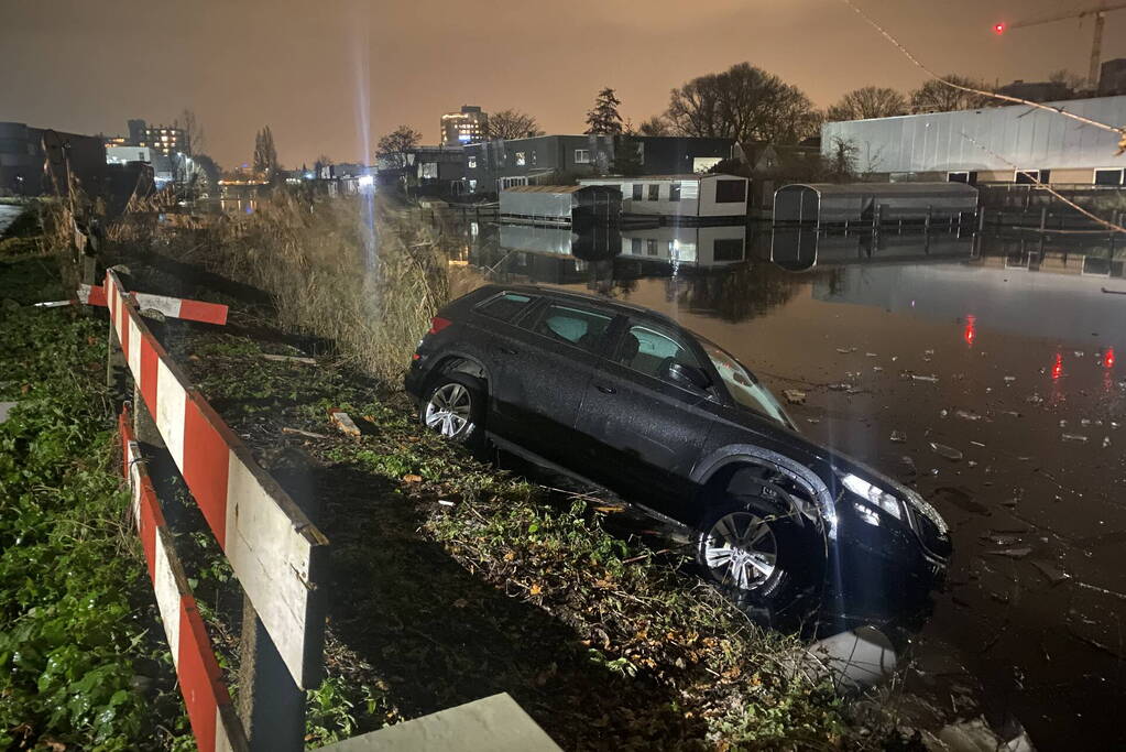 Voertuig te water door gladheid