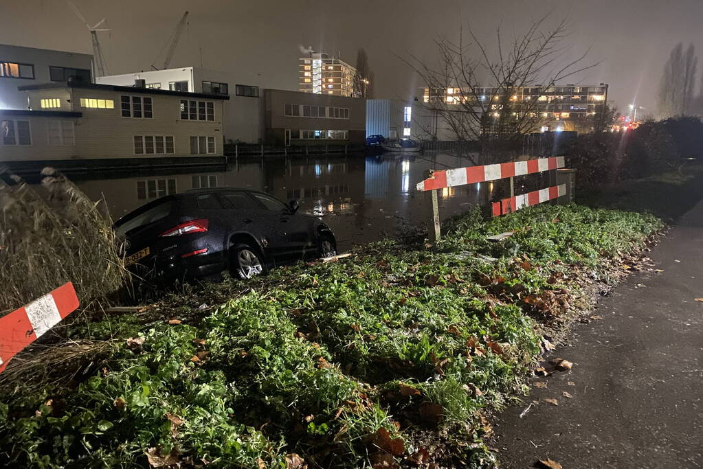 Voertuig te water door gladheid