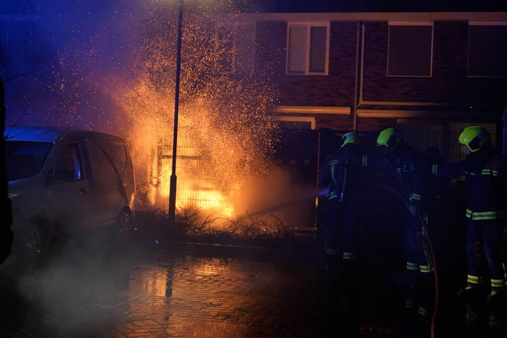 Flinke vlammen bij brand in tuin