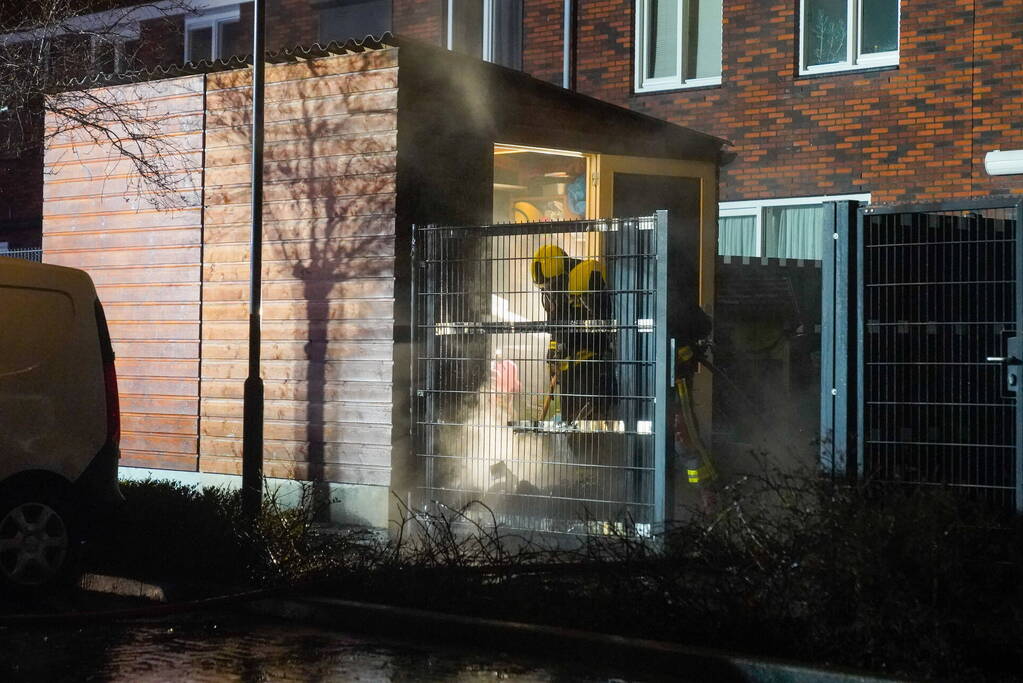 Flinke vlammen bij brand in tuin