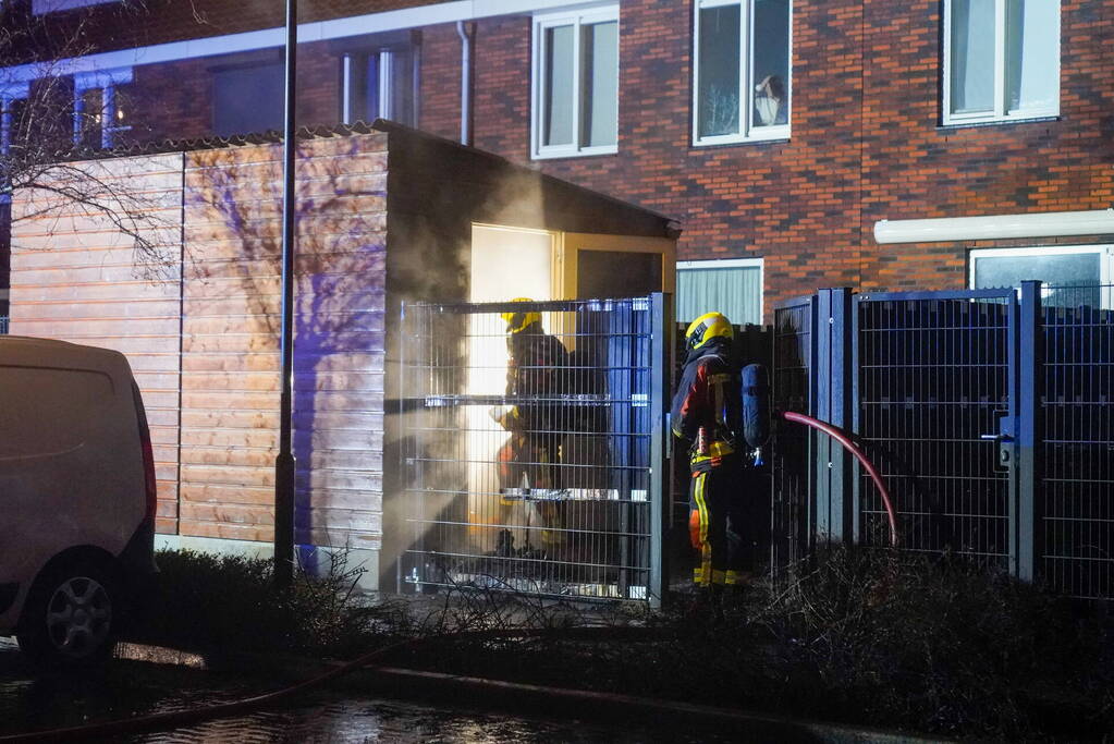 Flinke vlammen bij brand in tuin