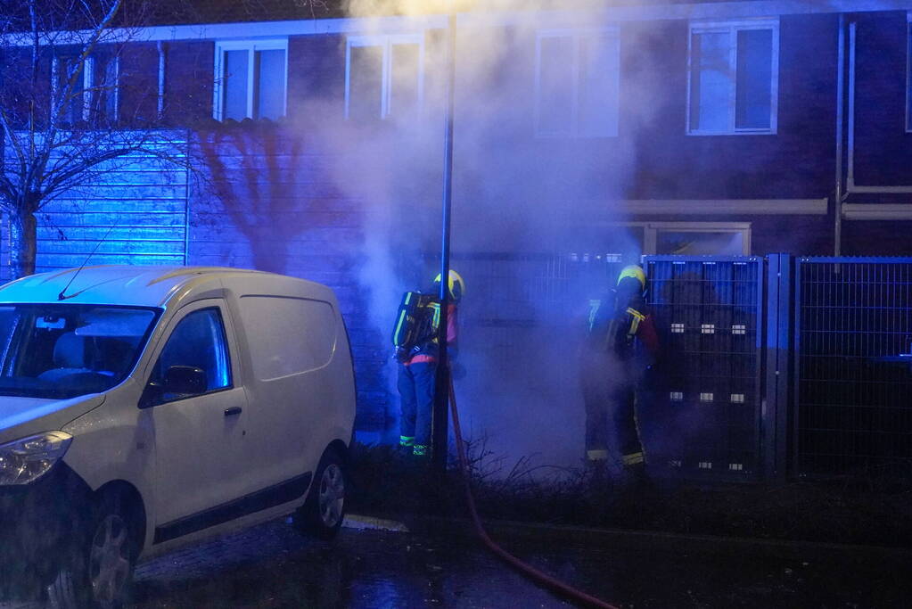 Flinke vlammen bij brand in tuin