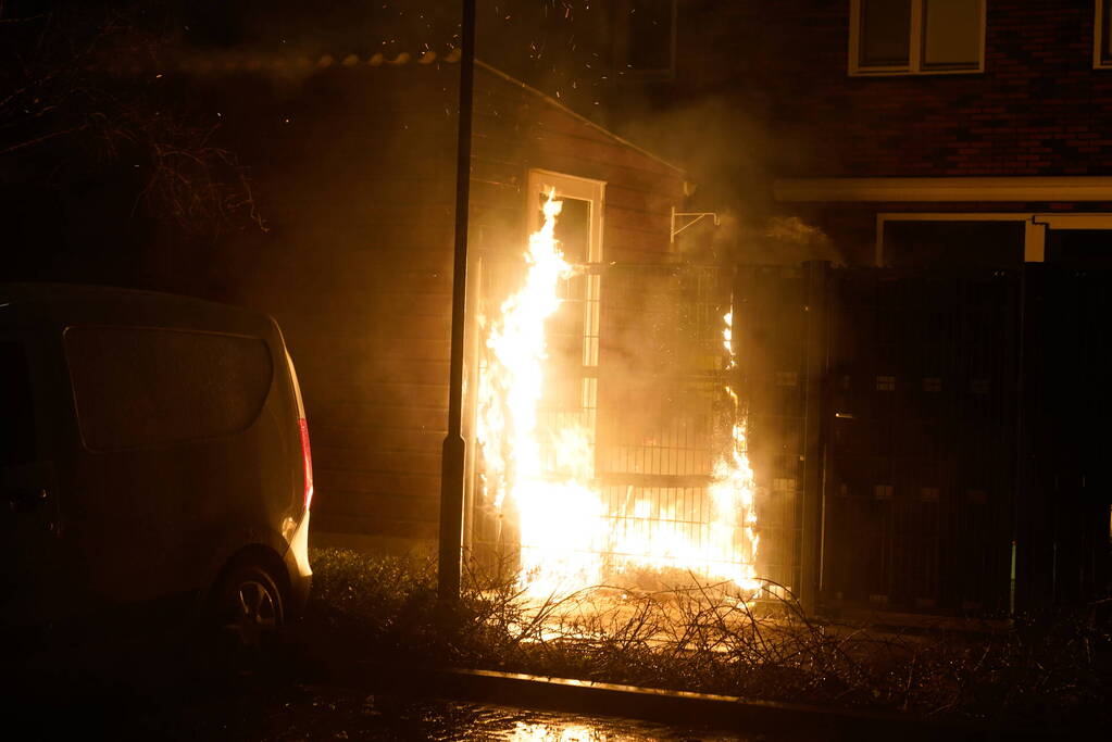 Flinke vlammen bij brand in tuin